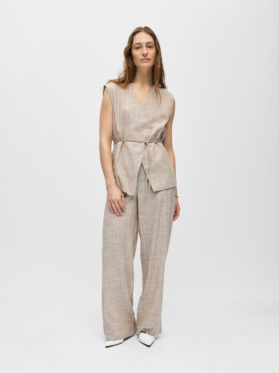 Objpaula Yui Lo Waistcoat 144 Grå