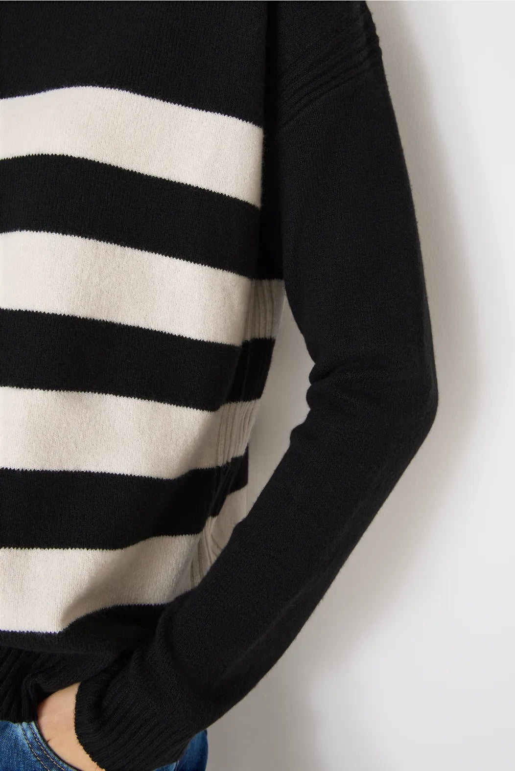 EOS cosy striped rollneck Svart