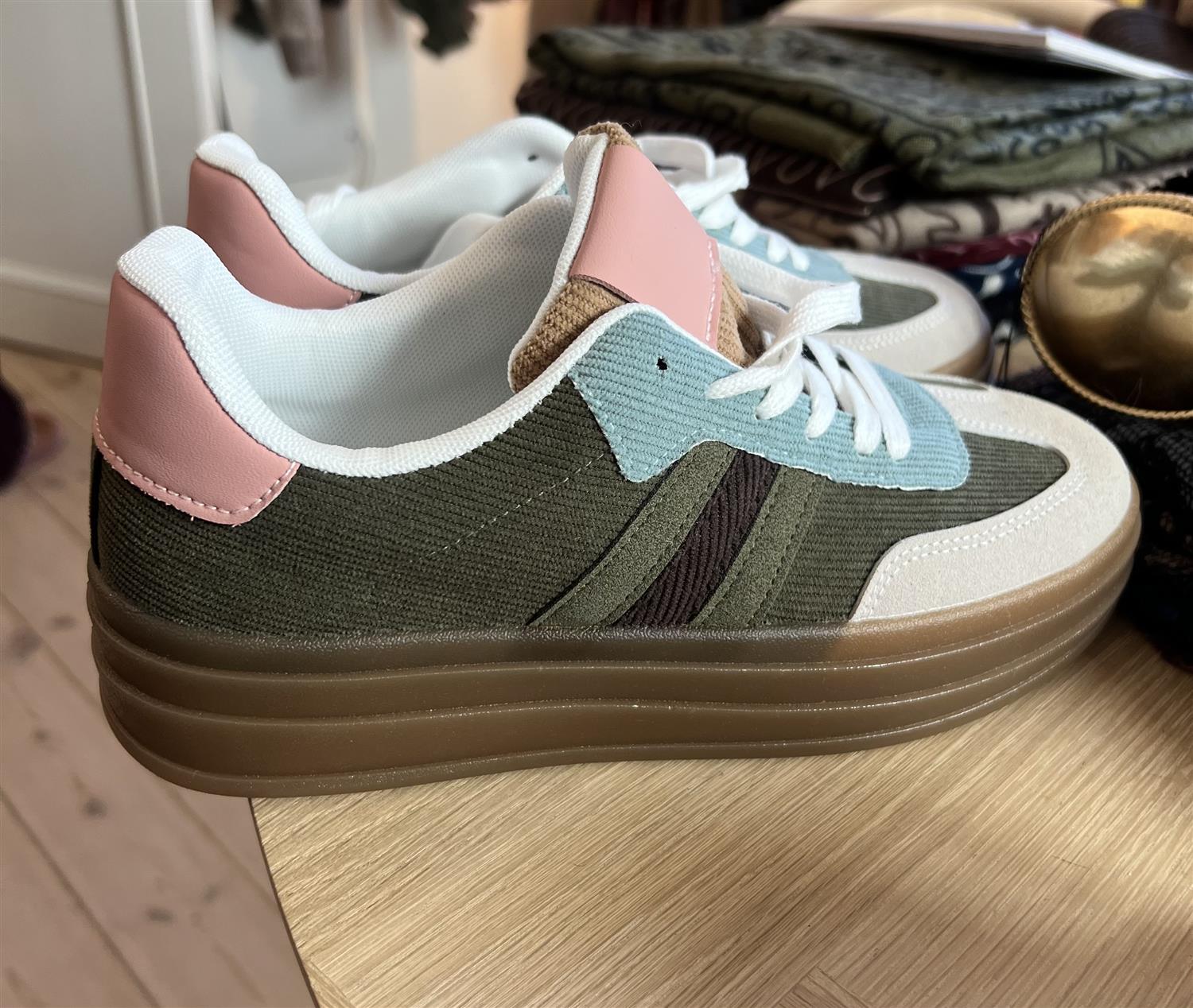 SNEAKERS W/STRIPES Army Grønn