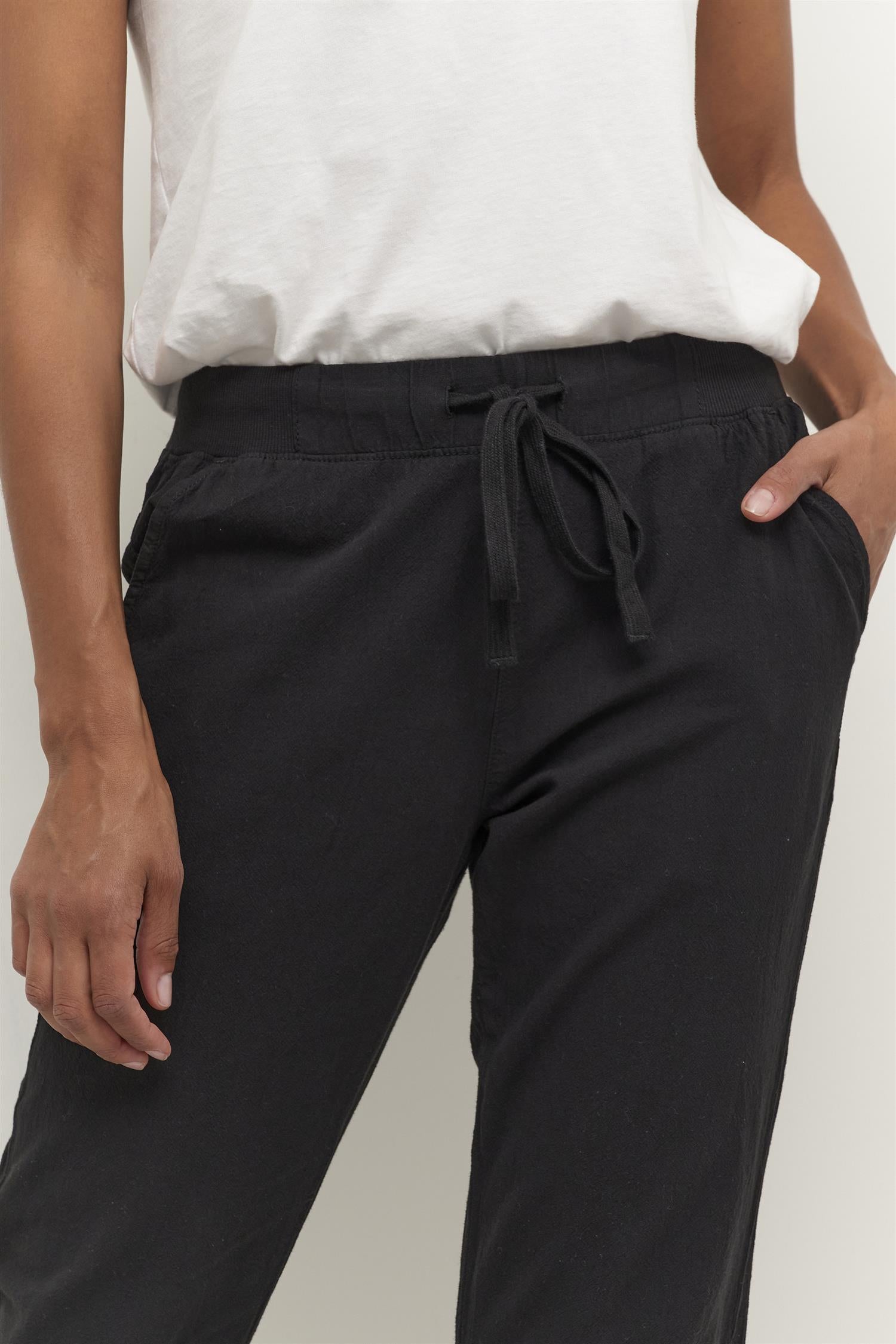 Naya Capri Black Deep