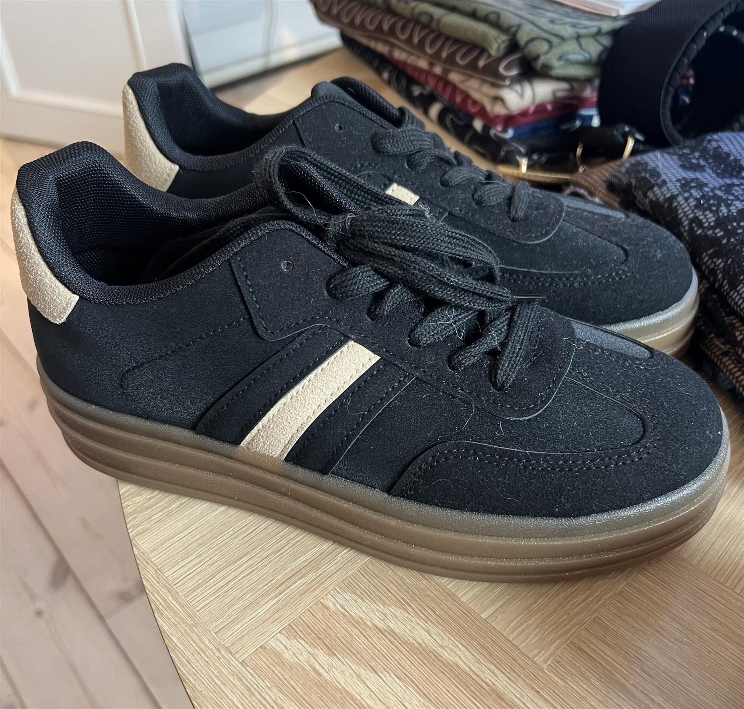 SNEAKERS W/STRIPES Svart