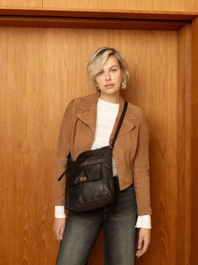 Leknes urban walnut Svart