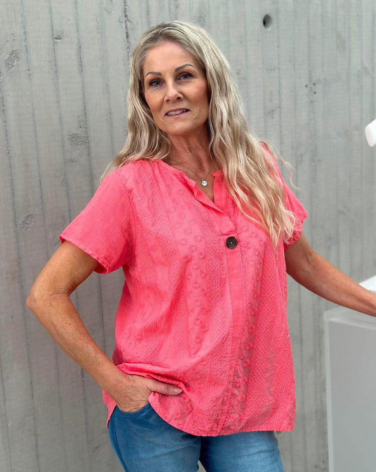 LINDA BRODERI TOPP M/KNAPP Coral