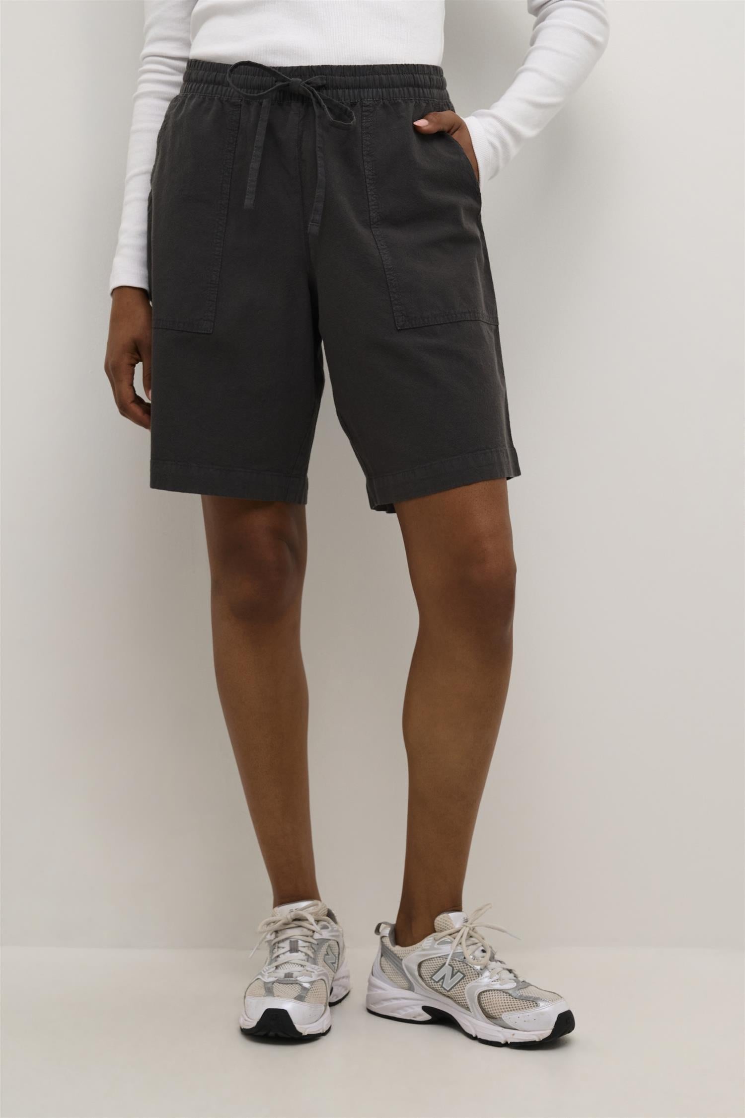 KAnaya Liah Shorts Black Oyster