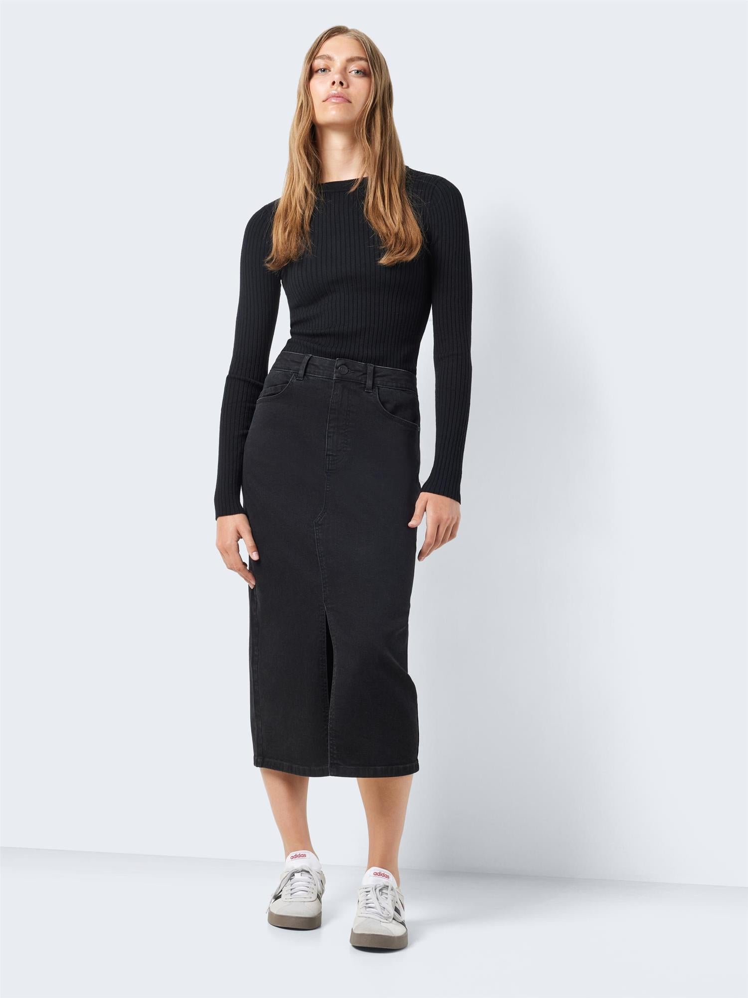 NMKATH NW SLIT MIDI SKIRT Svart