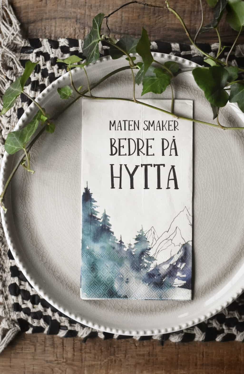 SERVIETT «MATEN SMAKER BEDRE PÅ HYTTA»