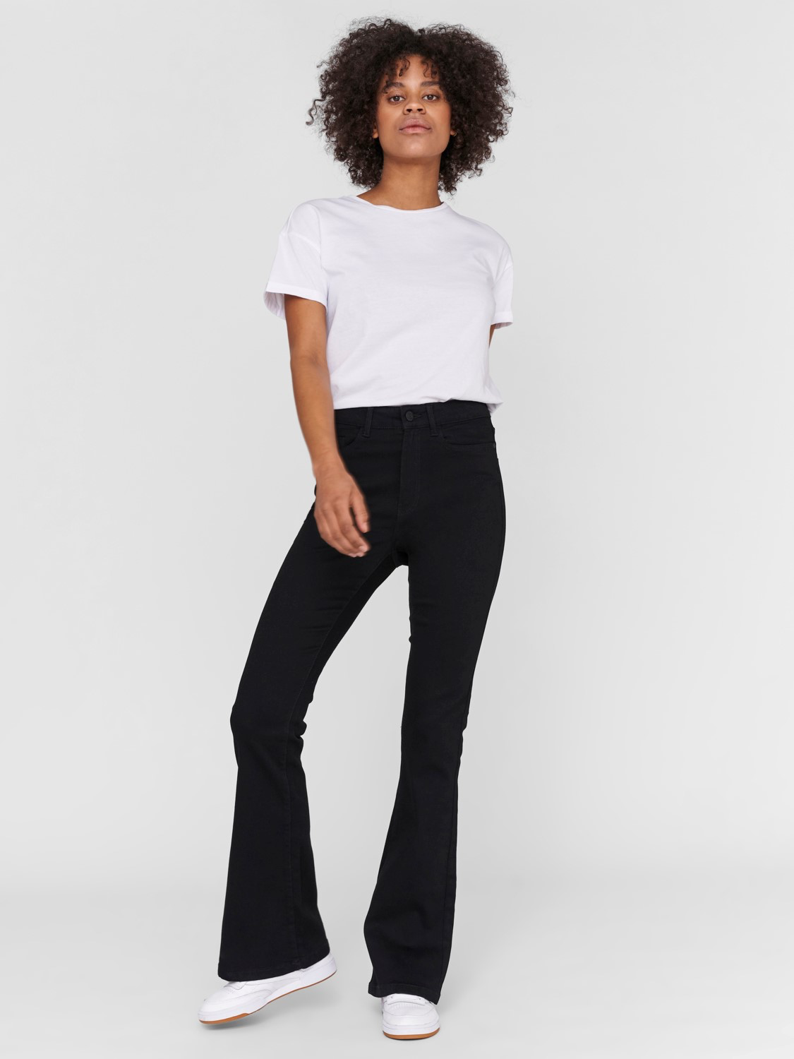 NMSALLIE HW FLARE JEANS VI023BL NOOS Svart