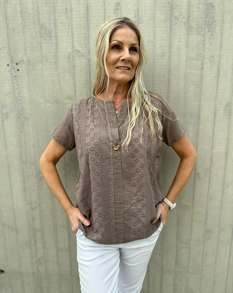 LINDA BRODERI TOPP M/KNAPP Fango