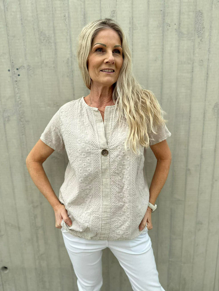 LINDA BRODERI TOPP M/KNAPP Beige