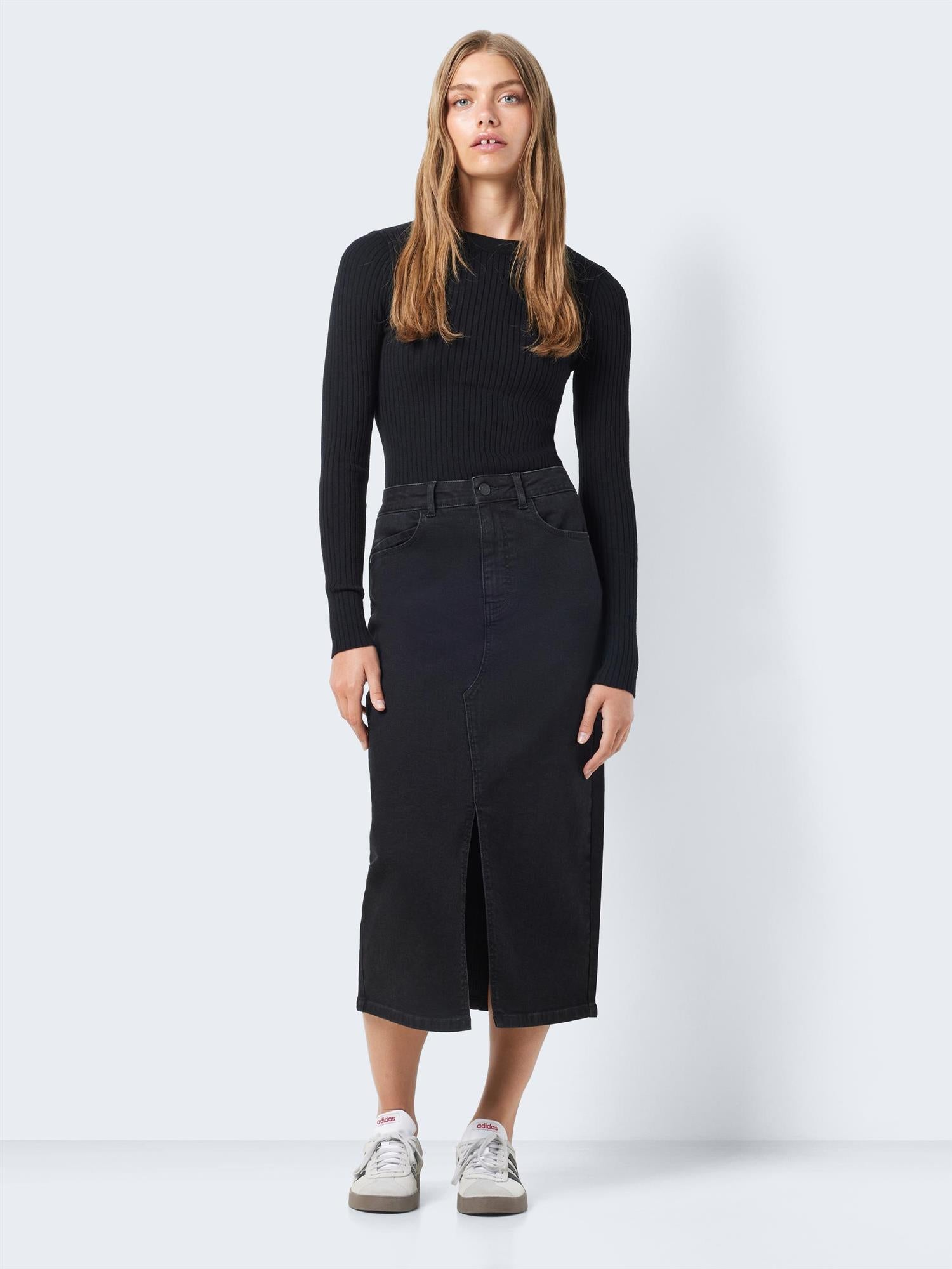 NMKATH NW SLIT MIDI SKIRT Svart