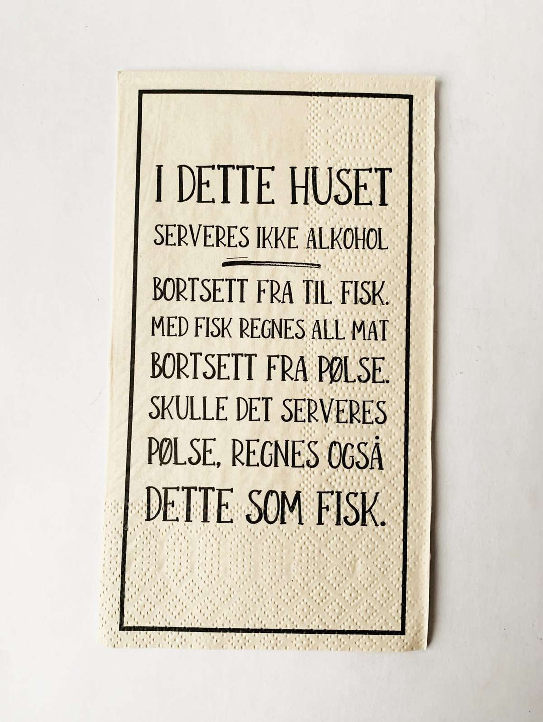 SERVIETT «I DETTE HUSET FISK/ALKOHOL»