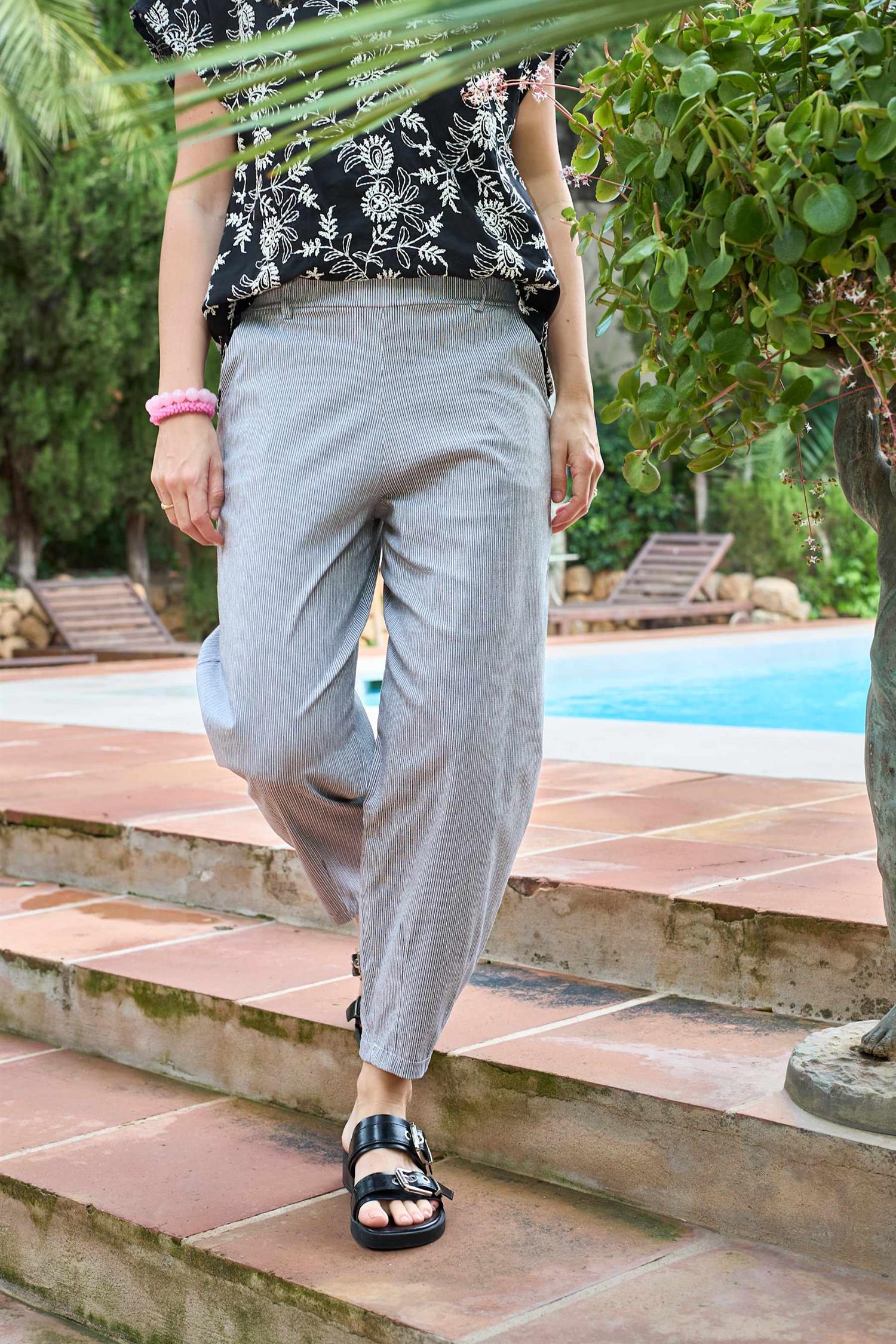 BCMALLORY BARREL PANT Svart
