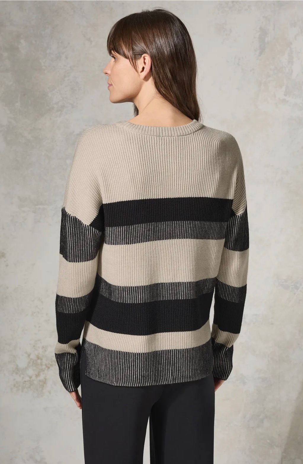 STRIPED ROUND NECK Svart