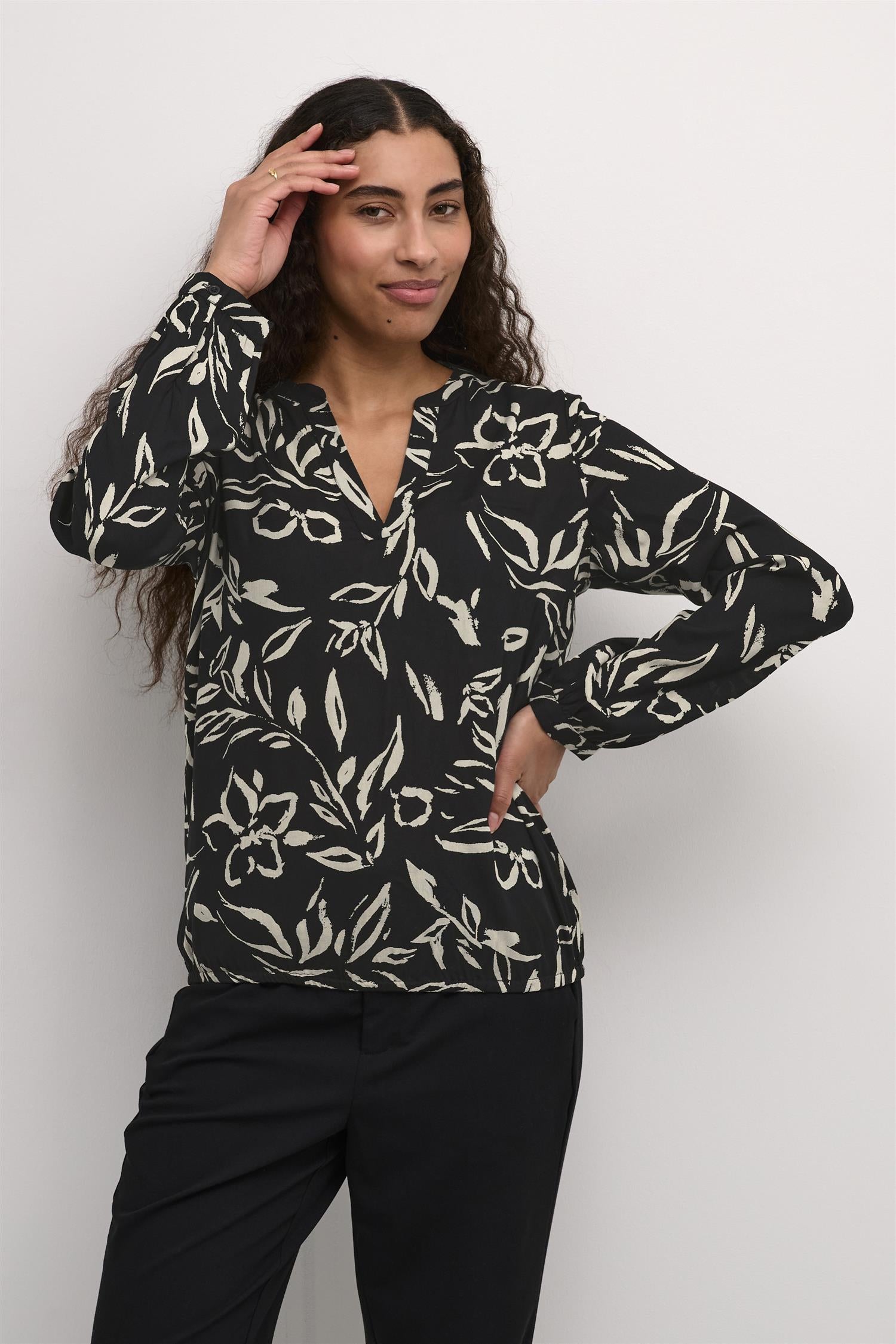 KAditte Blouse Black/Sand Painted Flower